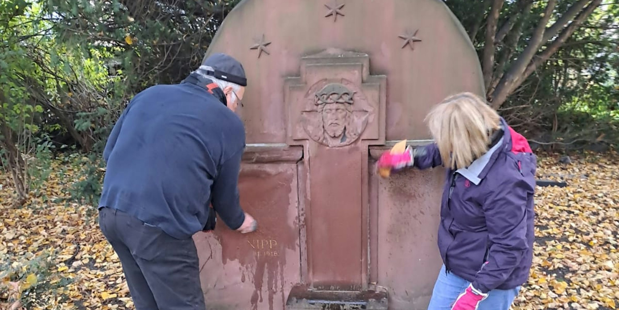 Vandalismus Efferen-Grabstein