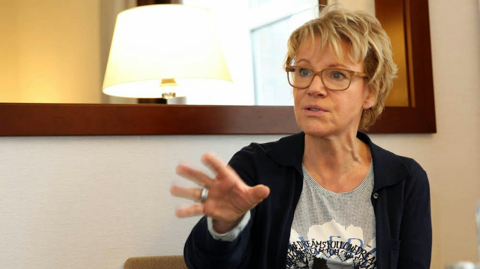 Die Schauspielerin Mariele Millowitsch spricht und hebt die Hand.