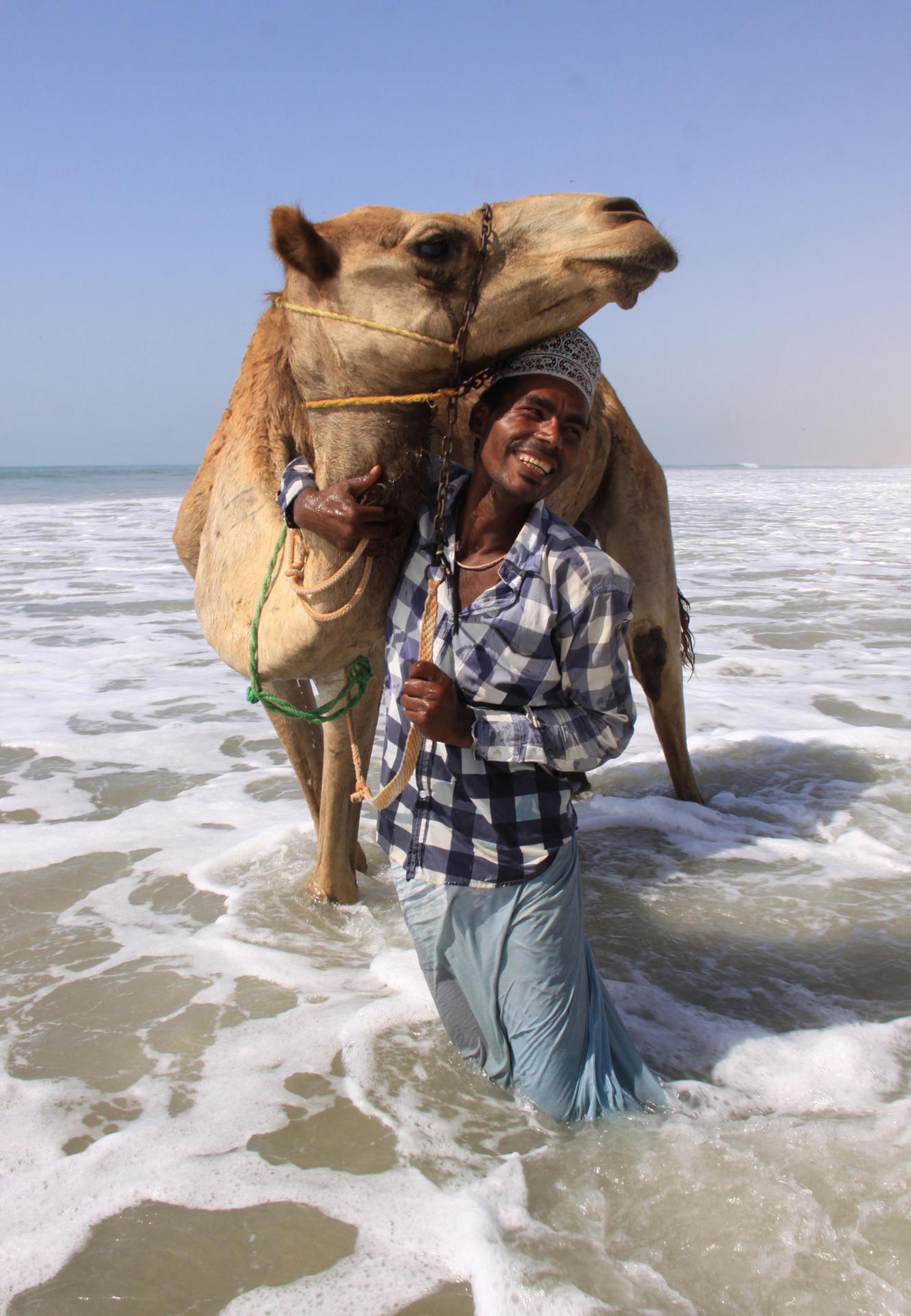 Kameltrekking im Oman dpa
