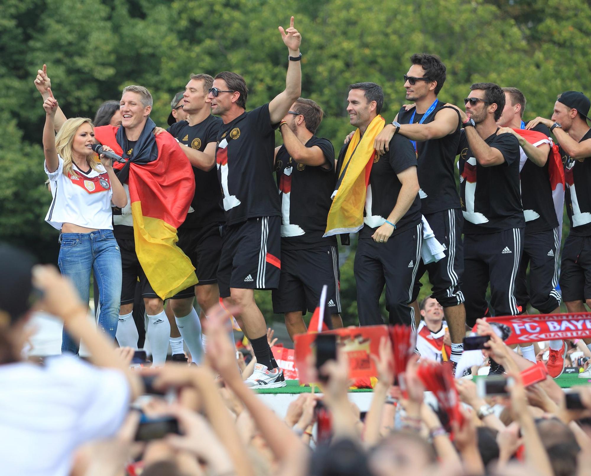 DFB Team & Helene Fischer