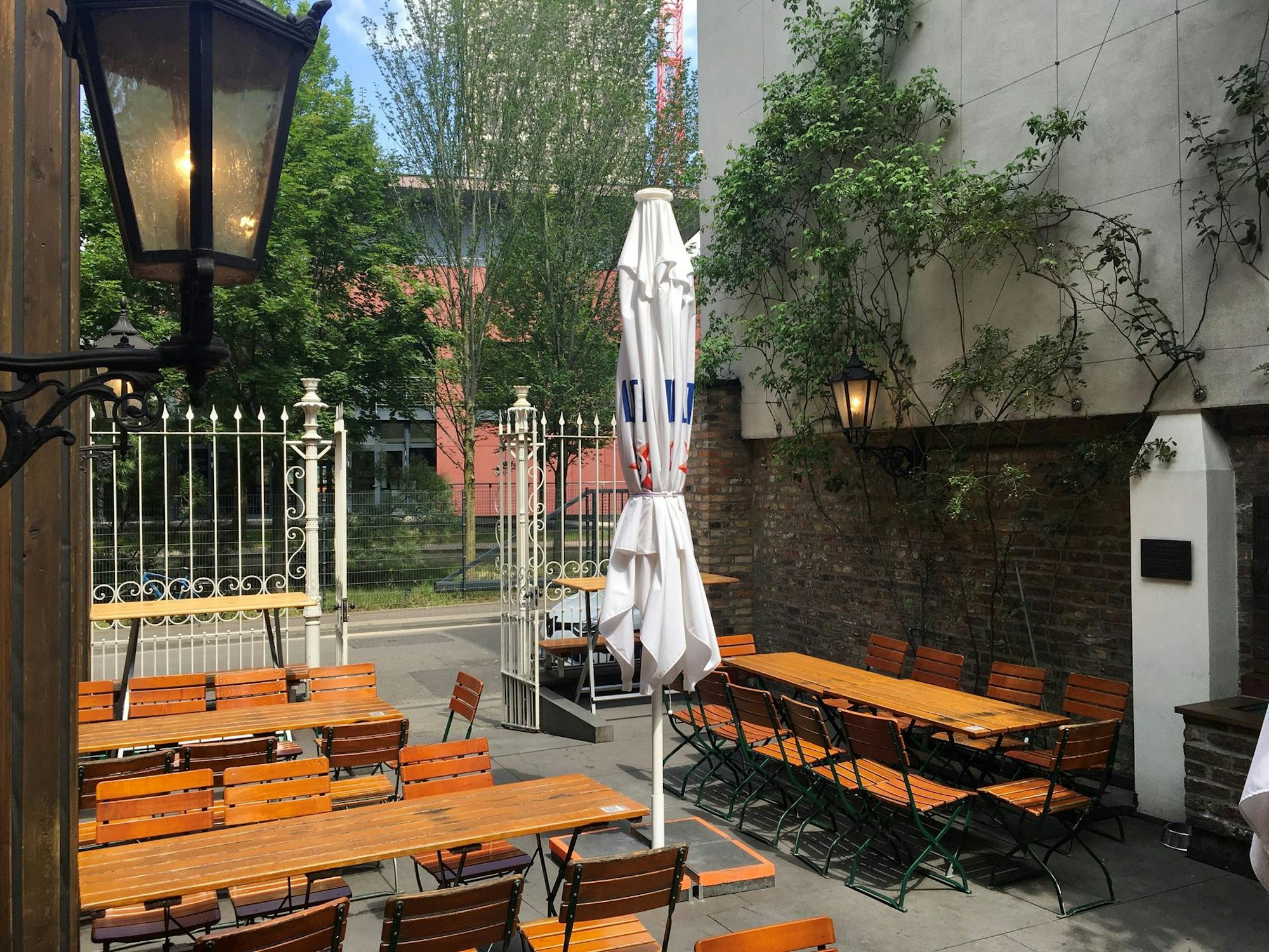 lauschig lommi Hof mit Schirm