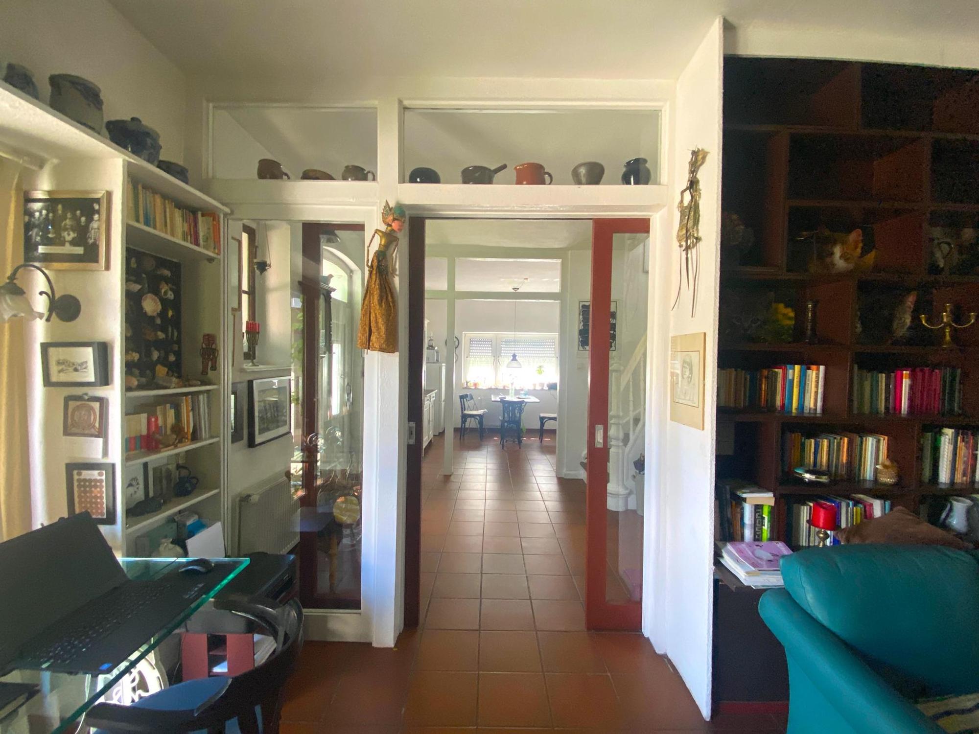 Bilck in die Wohnung mit offenen Glastüren
