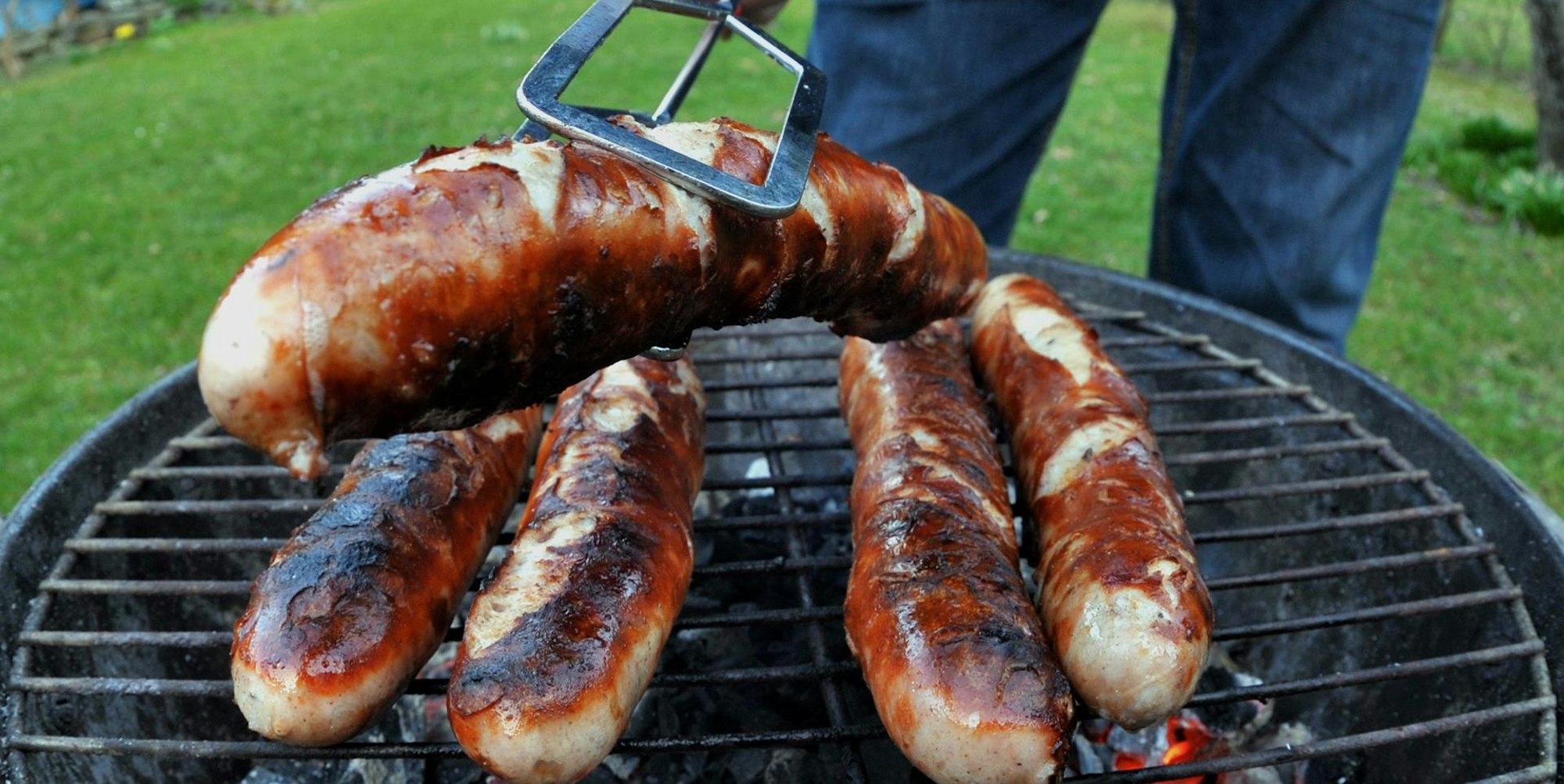 Würstchen Grillen Grillsünden dpa