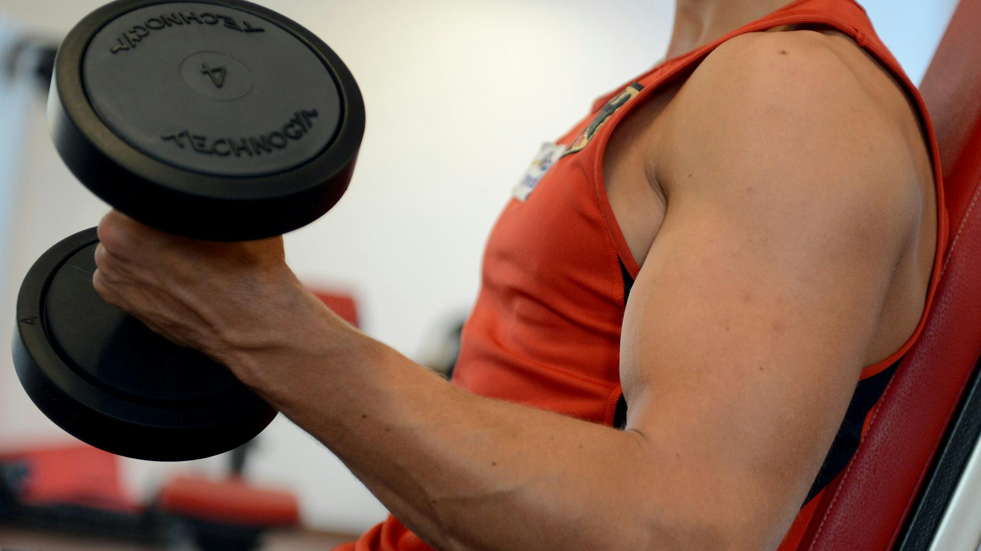 Ein Mann hebt eine Hantel.