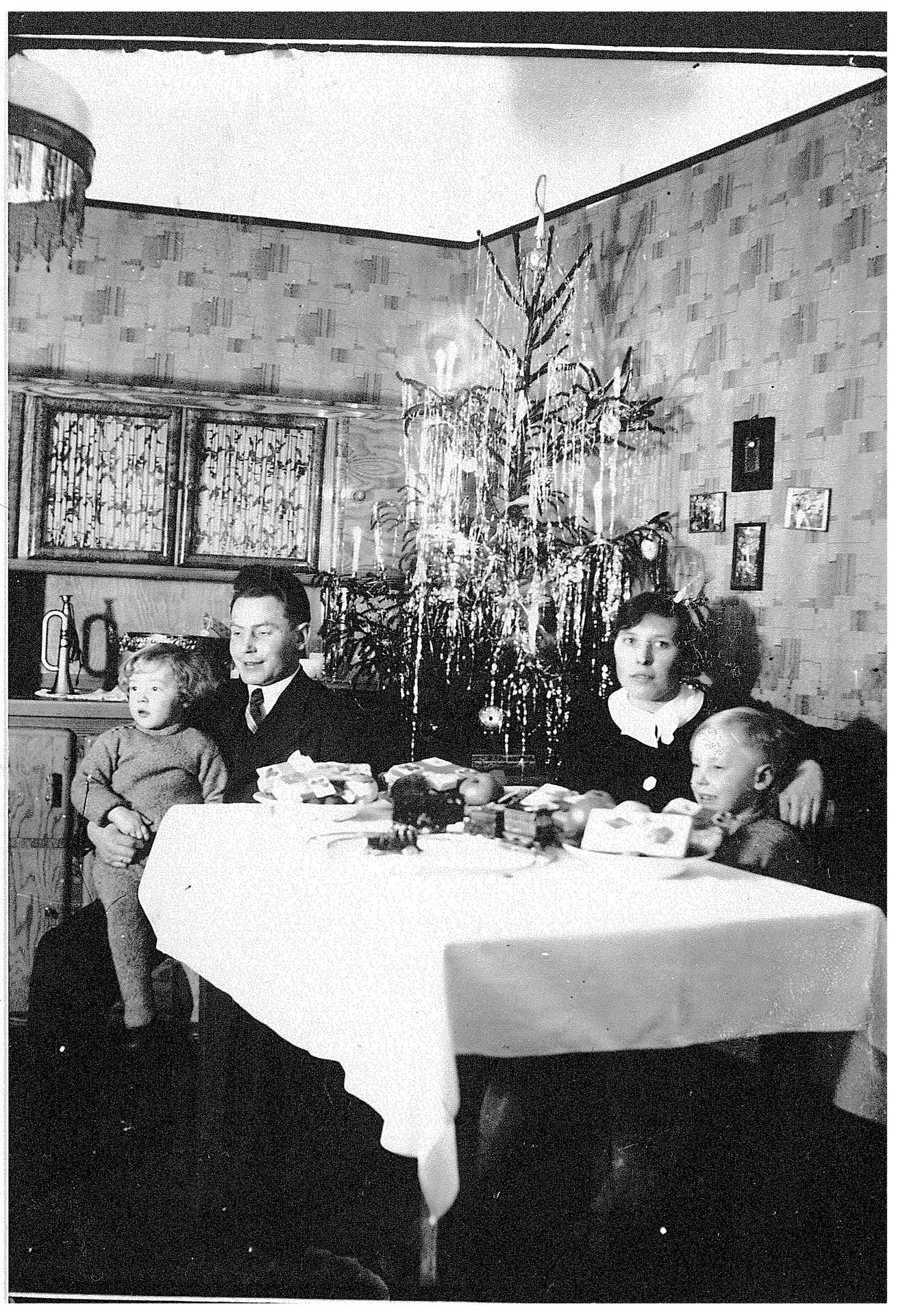 Familie Winterscheid an Heiligabend im Jahre 1934