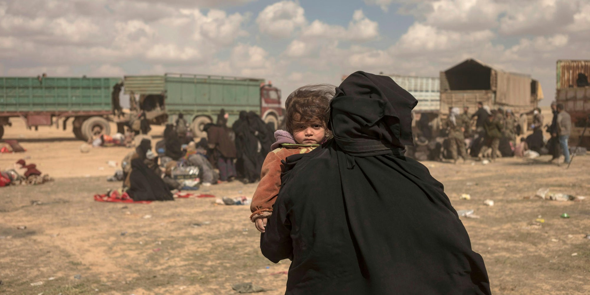 Eingehüllte Frau mit Kind