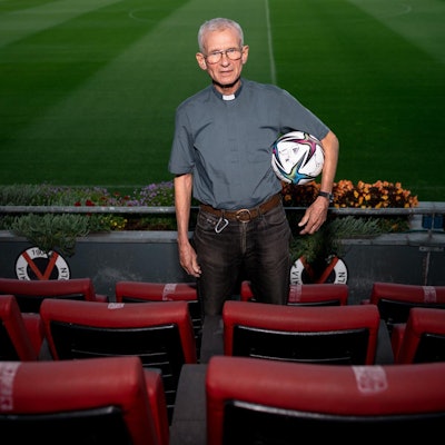 Pfarrer Meurer Ball unterm Arm