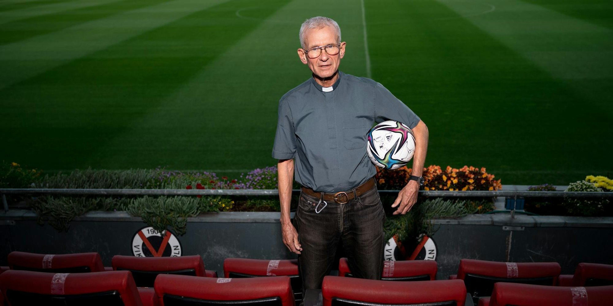 Pfarrer Meurer Ball unterm Arm