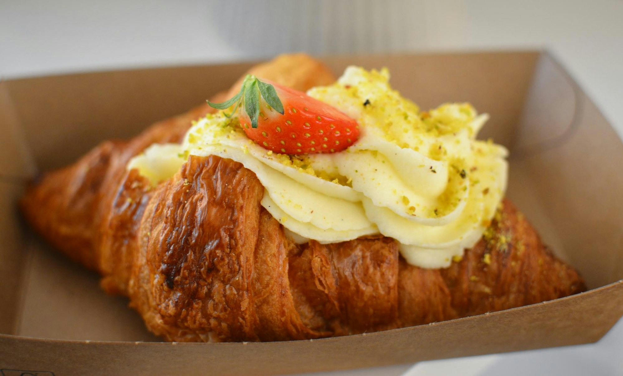 Ein Vanille-Croissant im Pappschälchen