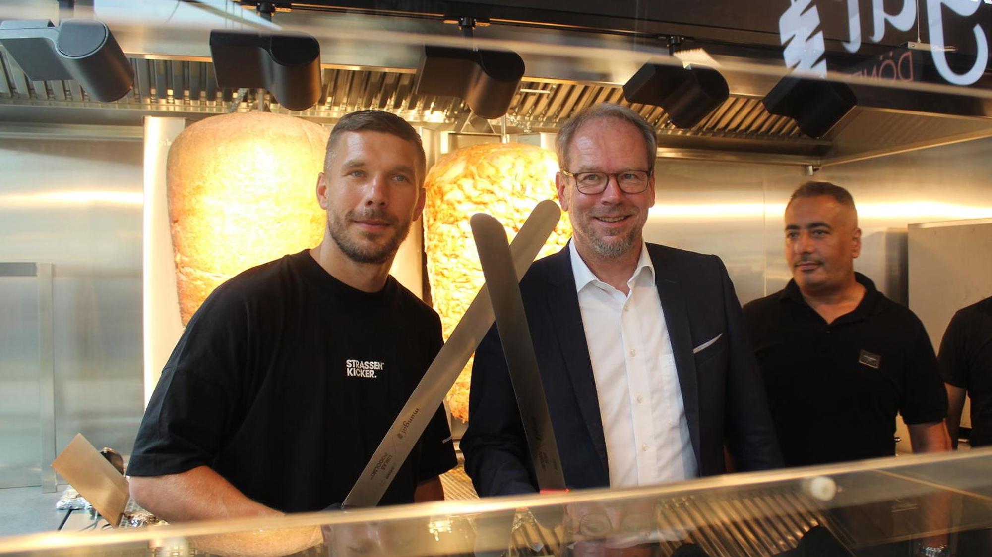 Lukas Podolski, Volker Mießeler und Metin Dag bei der Eröffnung des Mangal-Dönerrestaurants im Bergheimer Intro.