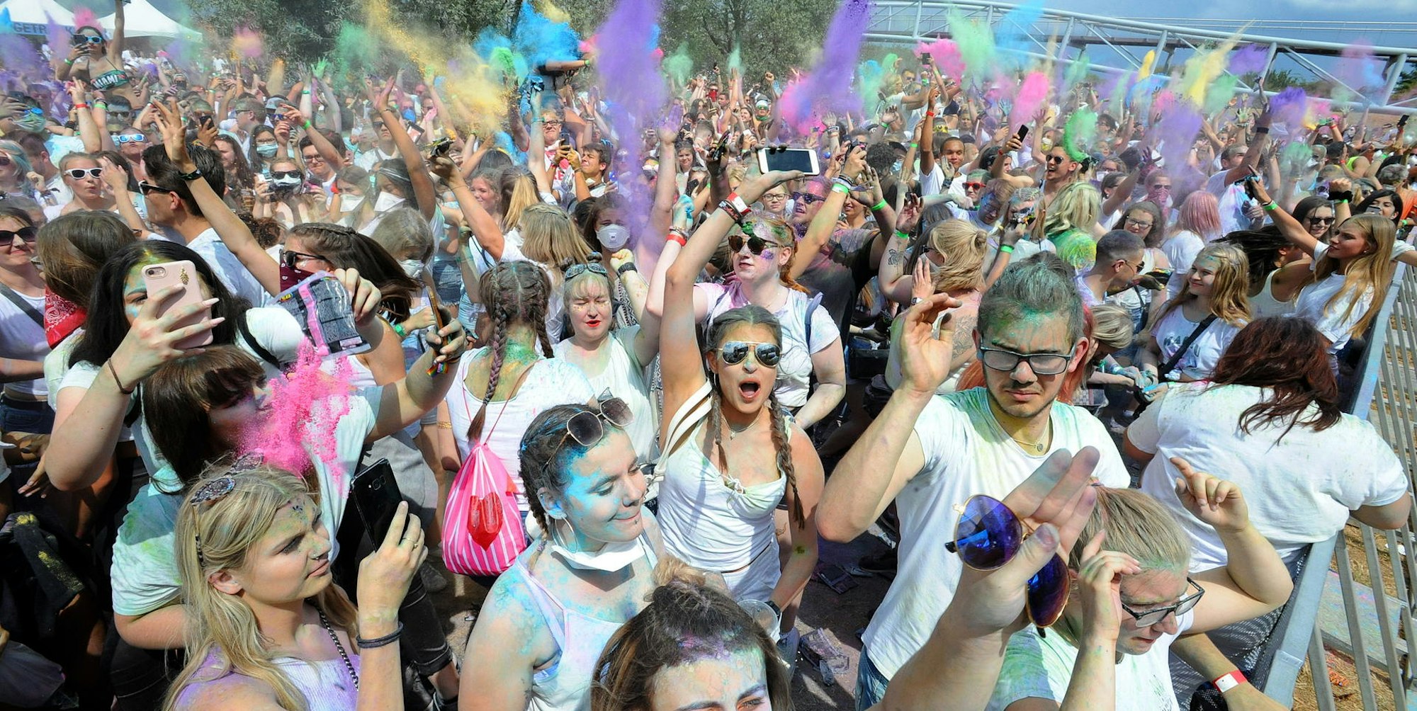 le-holi-festival_(1)