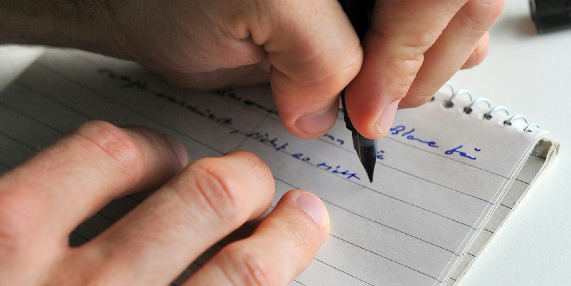 Linkshänder schreibt mit links