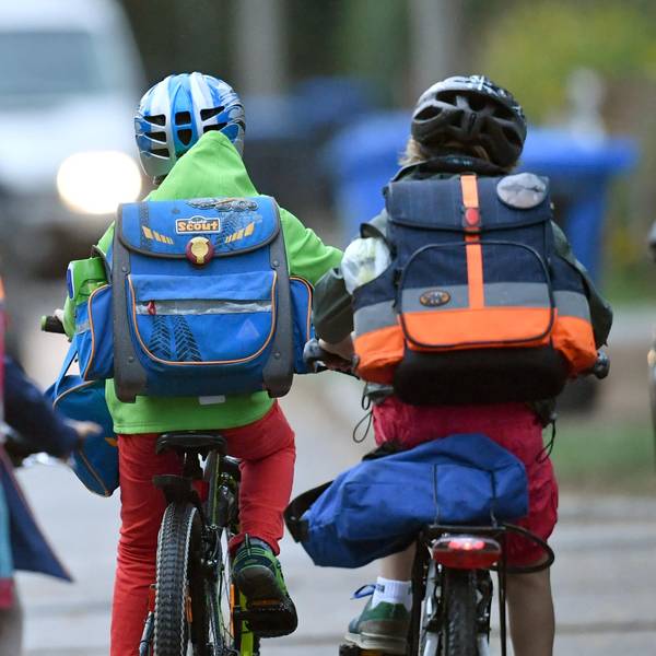 Kinder mit Ranzen auf Fahrrad Schulweg dpa