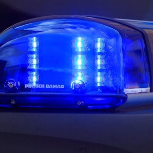 Das Foto zeigt ein Blaulicht auf einem Polizeiauto
