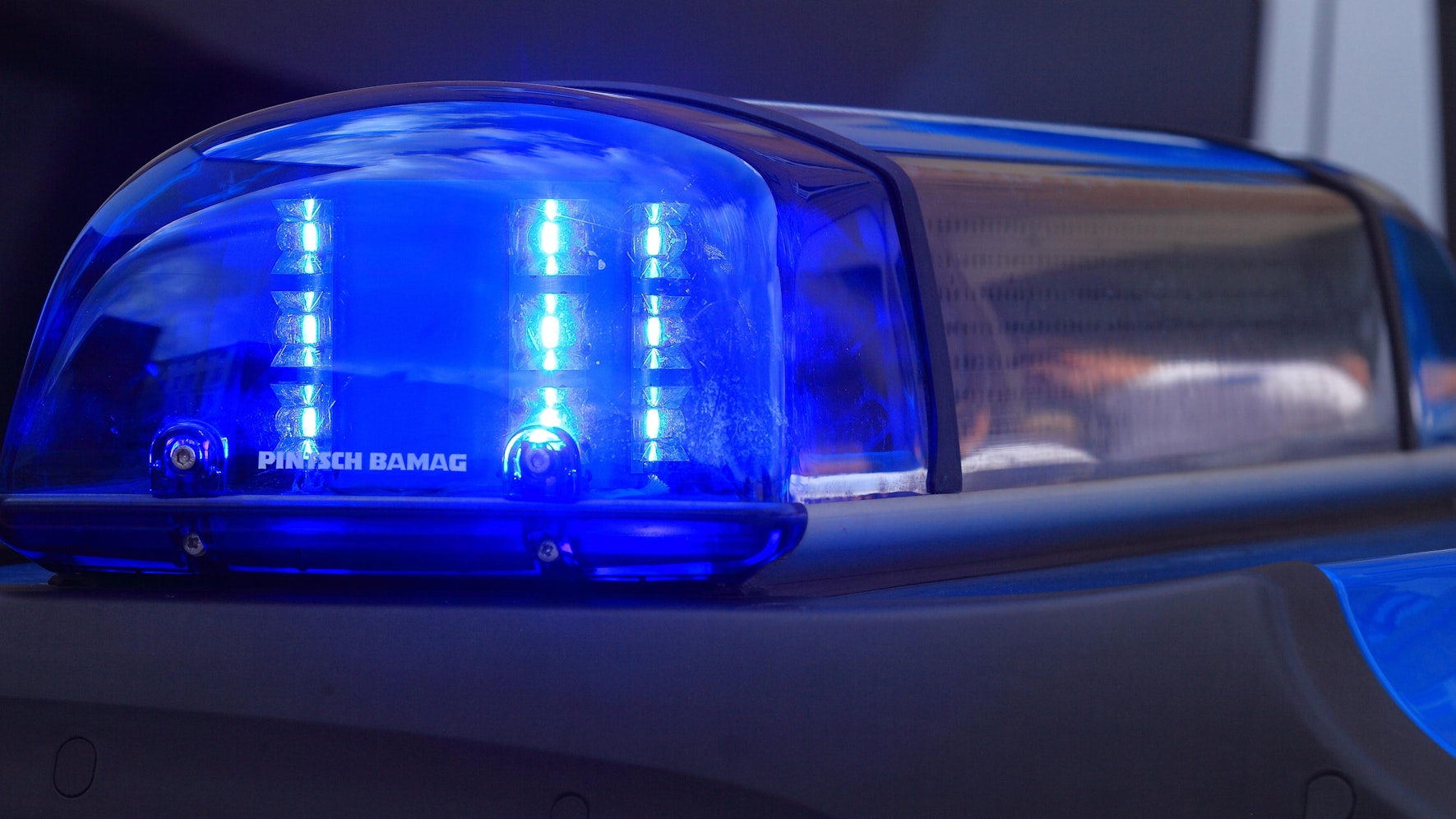 Das Foto zeigt ein Blaulicht auf einem Polizeiauto