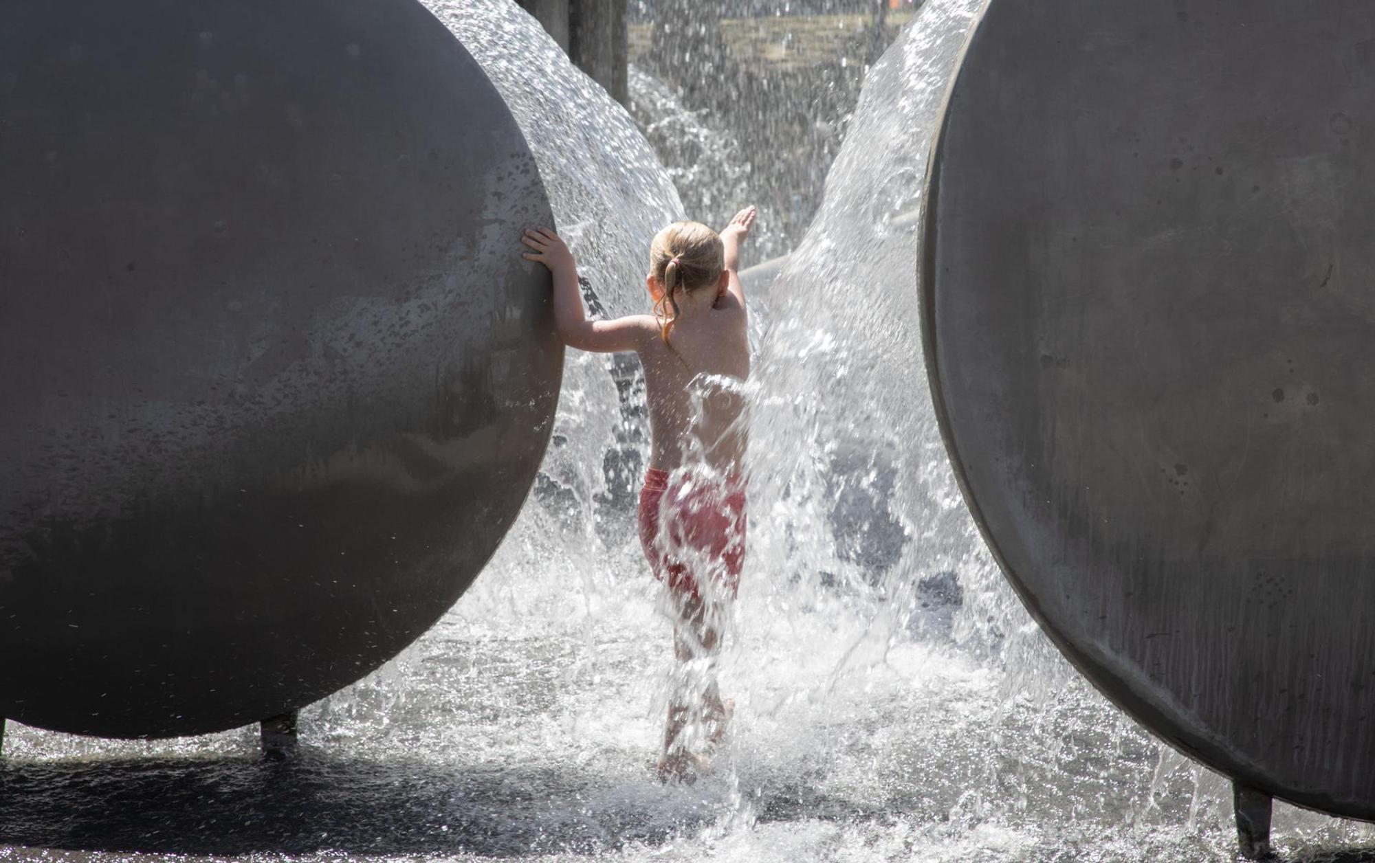 Planschende Kinder am Ebertplatz