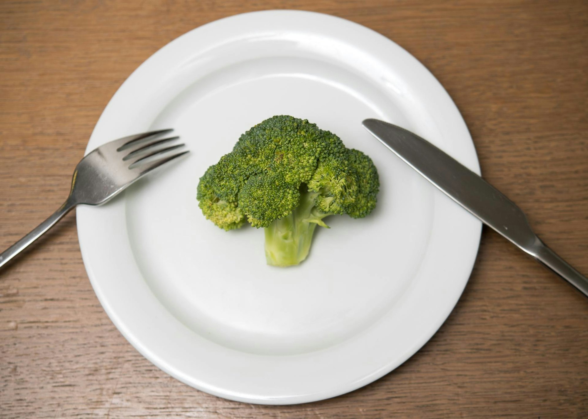 Brokkoli auf einem Teller
