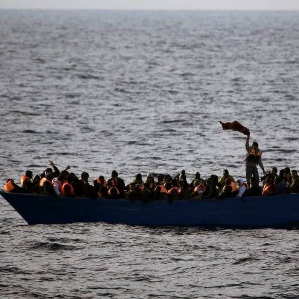 Ein Boot mit Geflüchteten in Seenot im Mittelmeer.