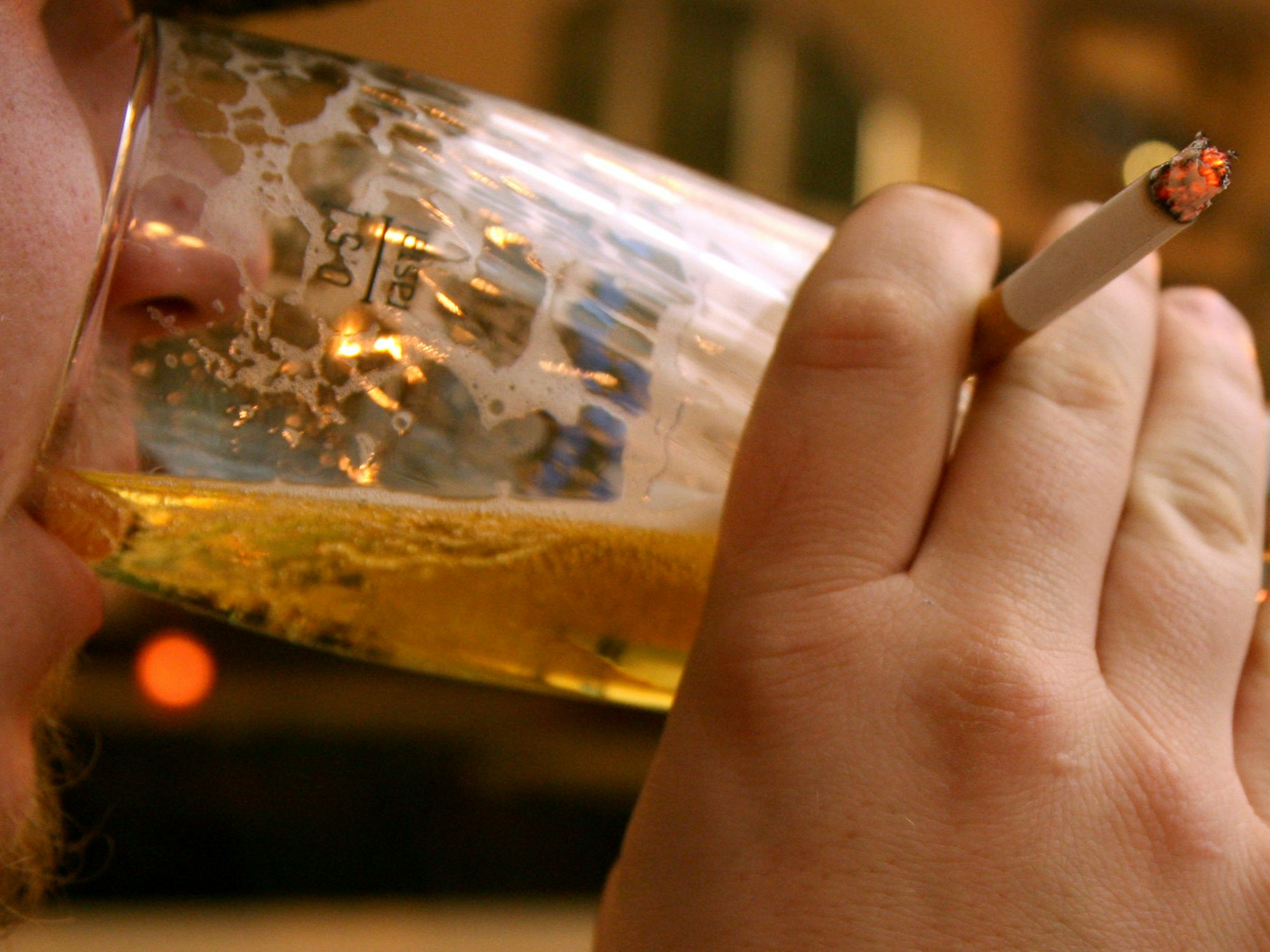 Mann mit Bier und Kippe