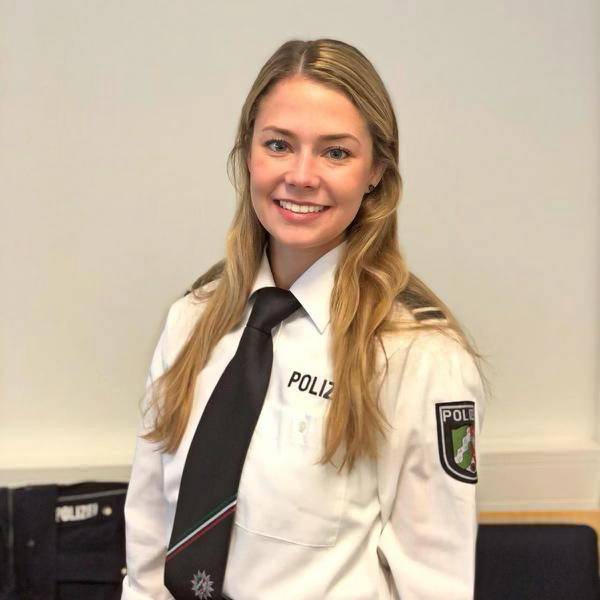 Polizistin_Baby