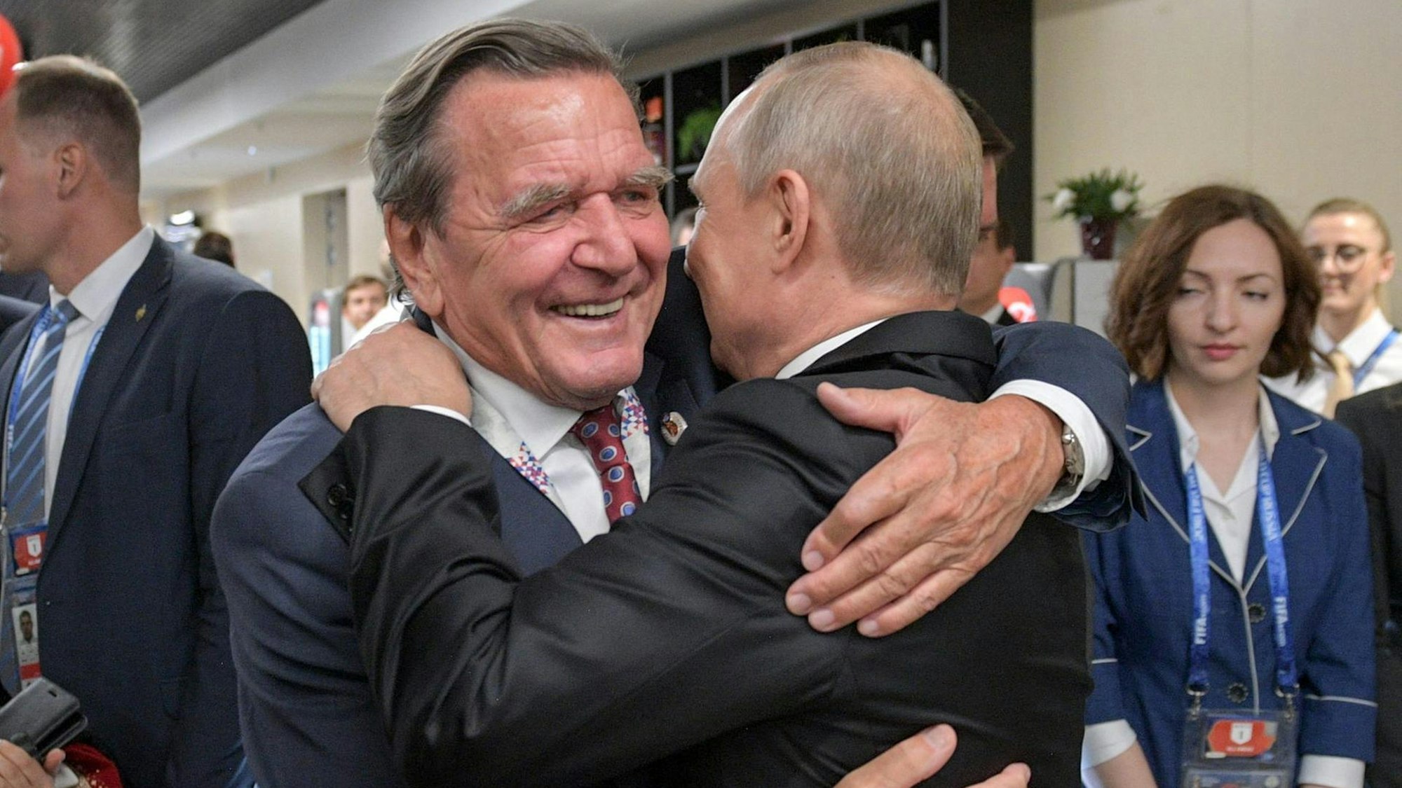 Gerhard Schröder umarmt Wladimir Putin.
