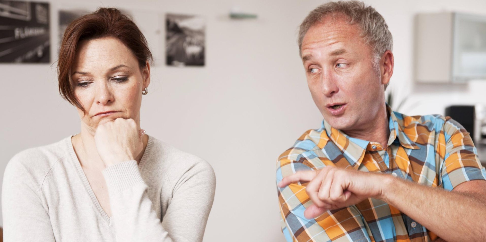 Zwei Erwachsene streiten sich.