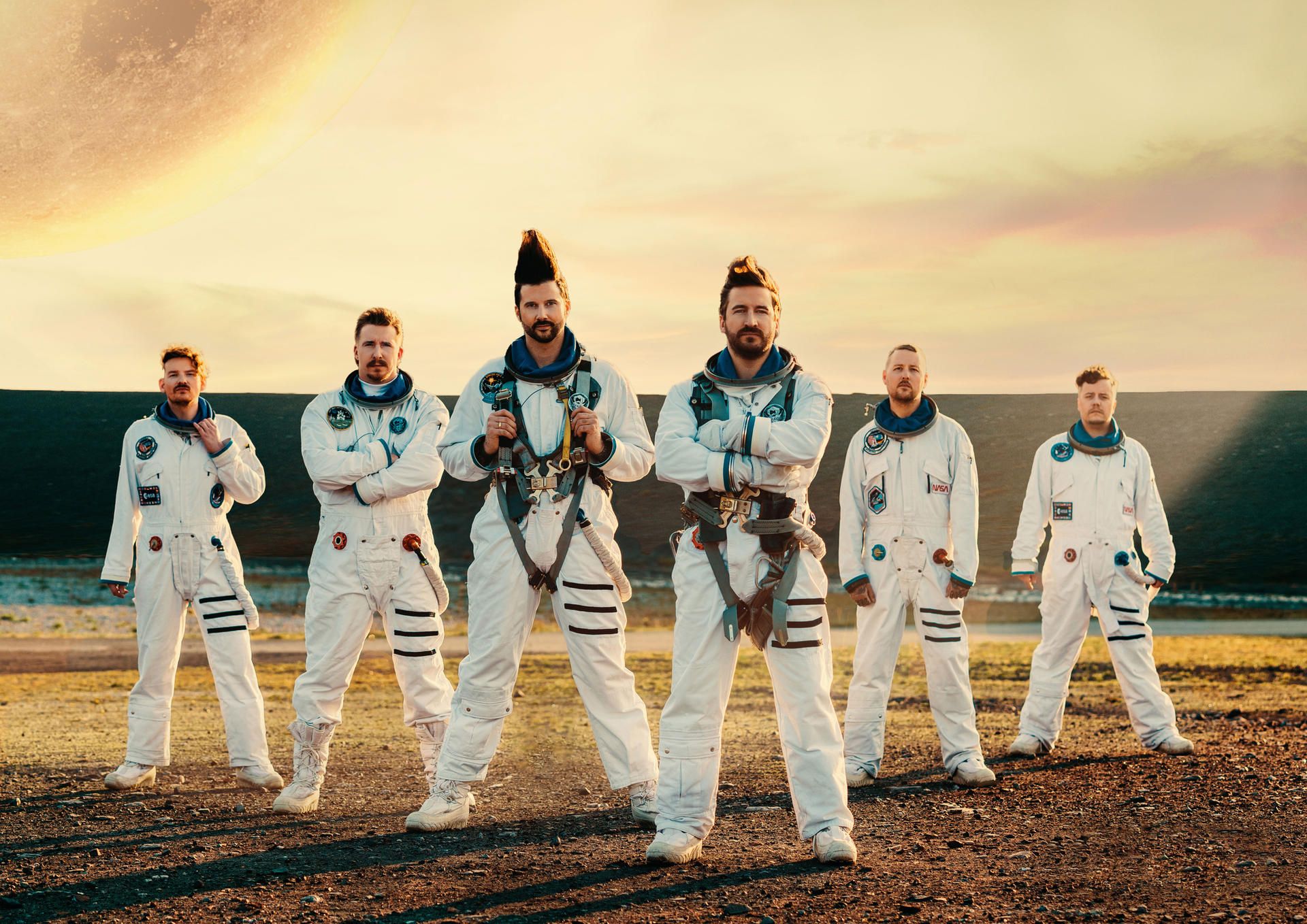 Electric Callboy in Raumanzügen.