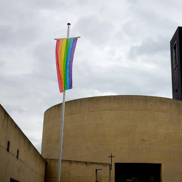 nab190526_Regenbogenfahne_Kirche_05