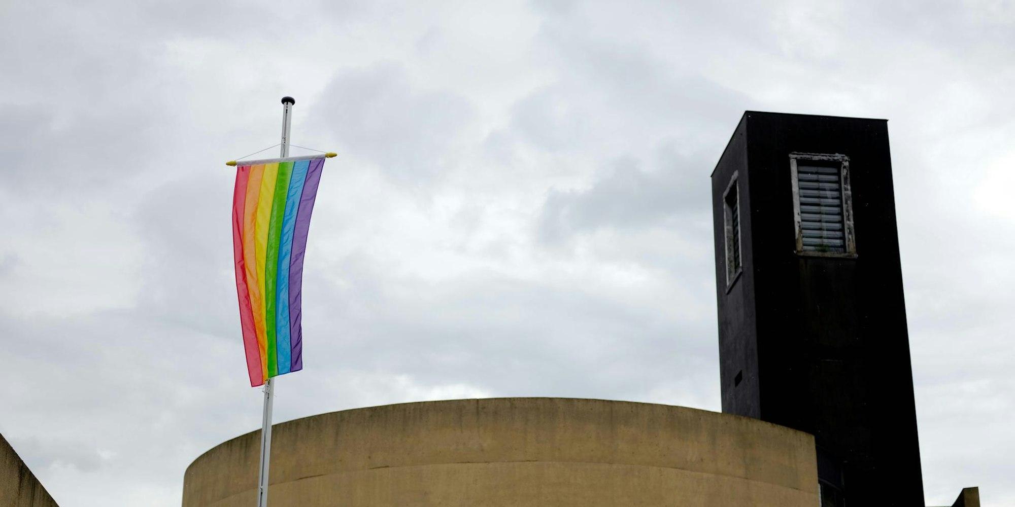 nab190526_Regenbogenfahne_Kirche_05