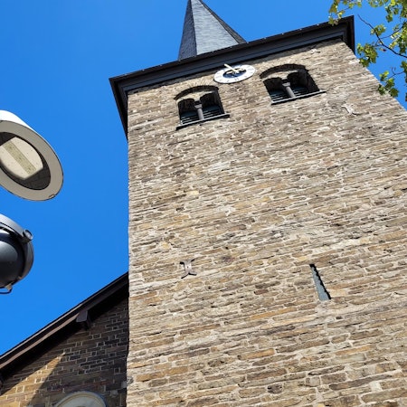 Lampen stehen neben der Stadtkirche in Waldbröl
