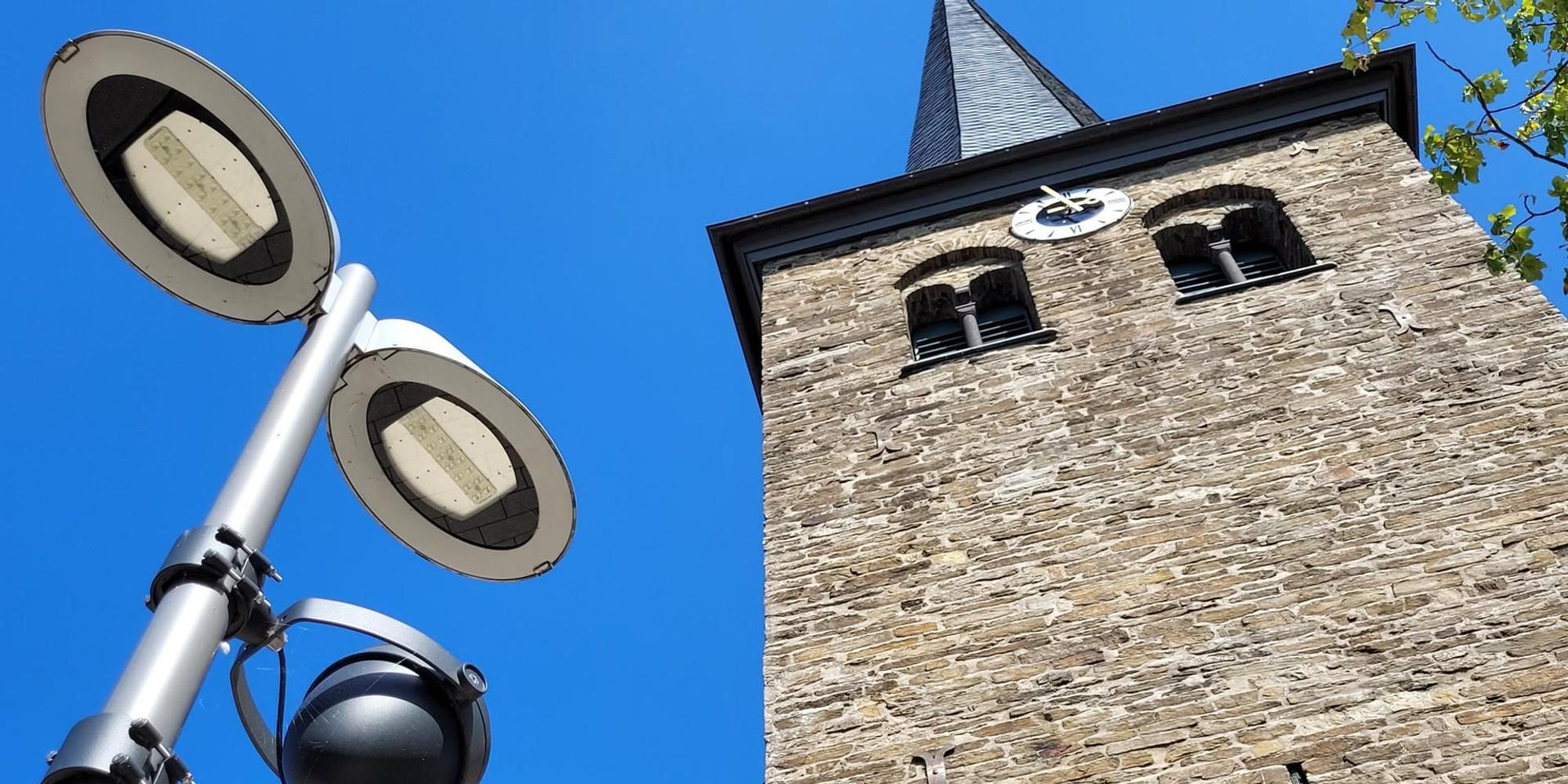Lampen stehen neben der Stadtkirche in Waldbröl