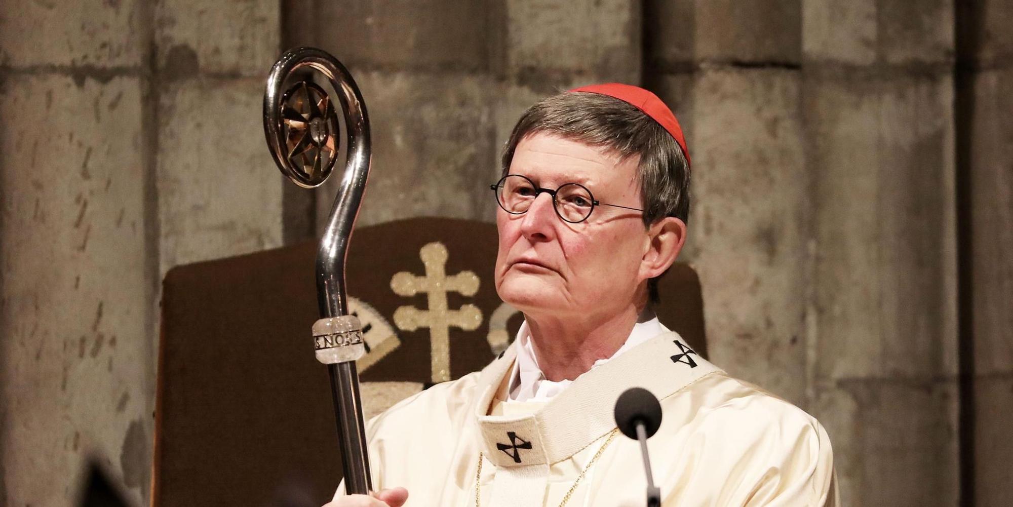WOelki mit Stab in Kirche