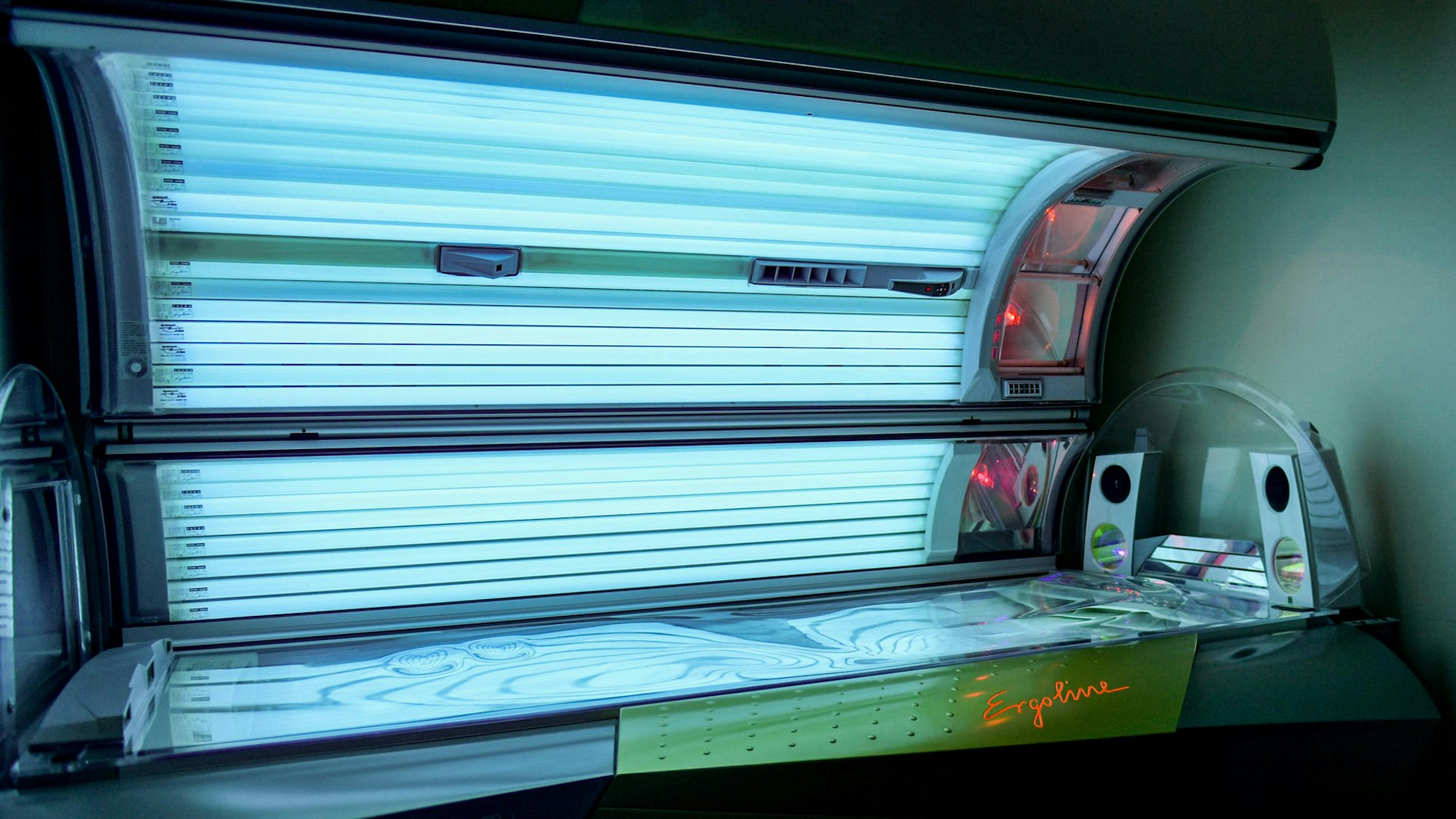 Eine Sonnenbank in einem Sonnenstudio.