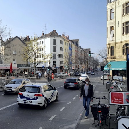 Auf der zweispurigen Straße fahren Autos.