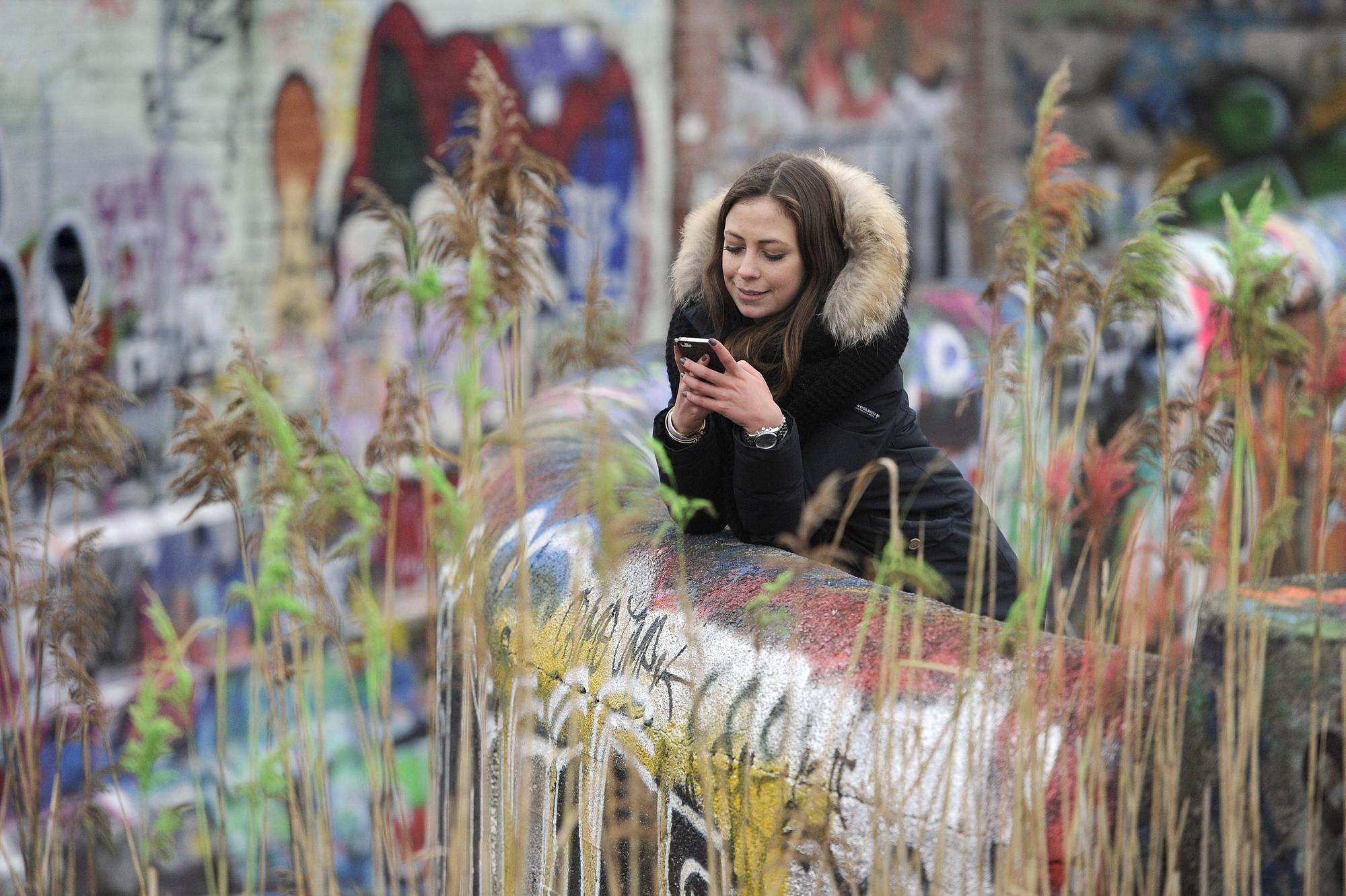 Verliebte Frau am Smartphone