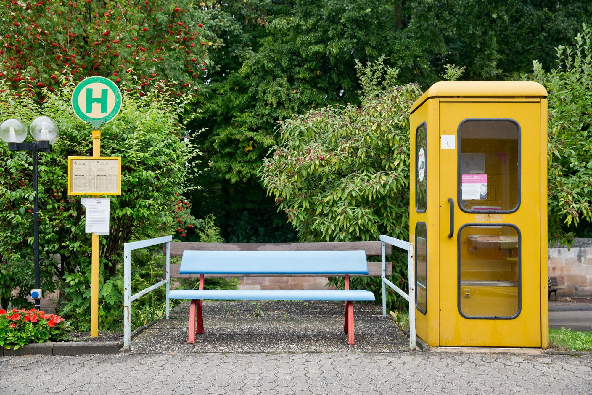 Gelbe_Telefonzelle_Bushaltestelle