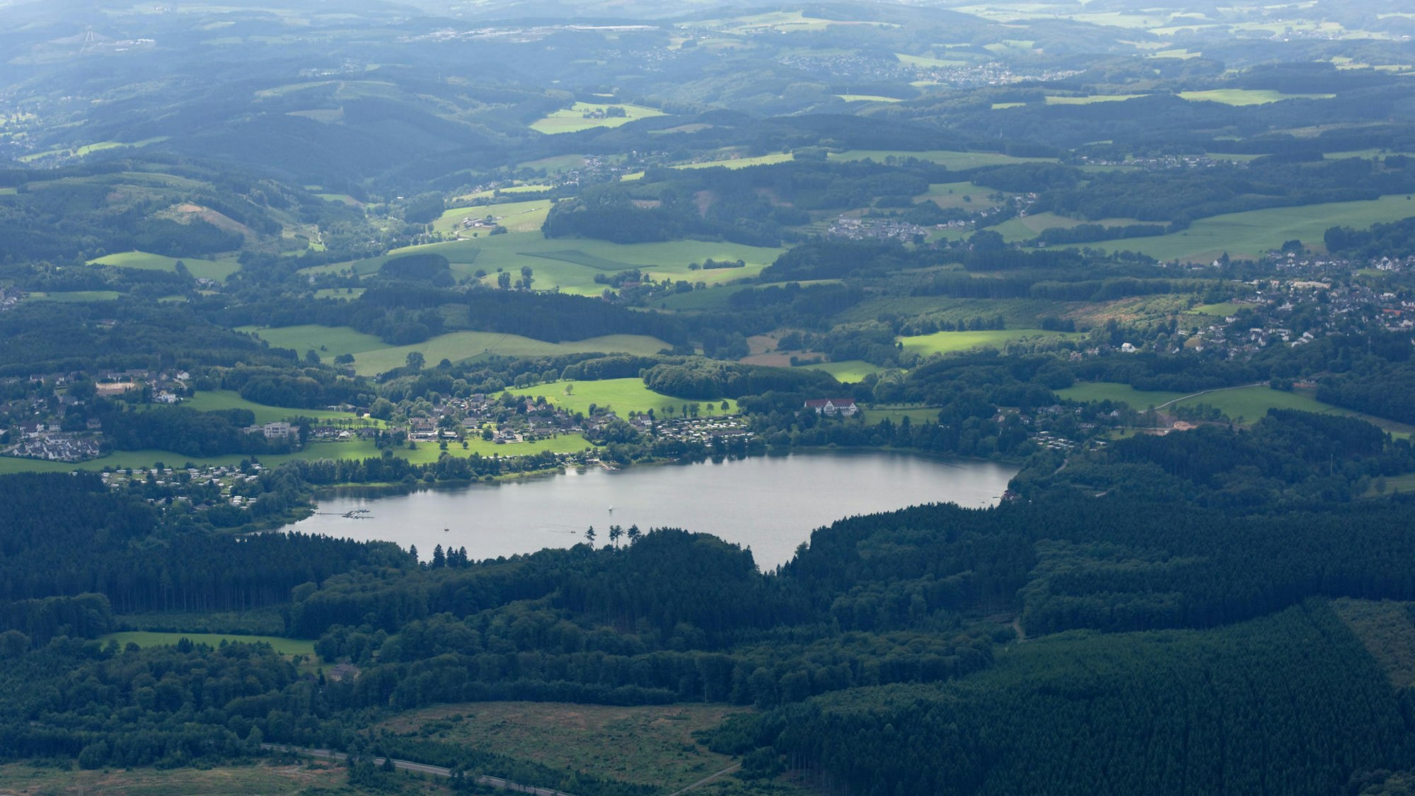 Blick auf die Brucher Talsperre von oben