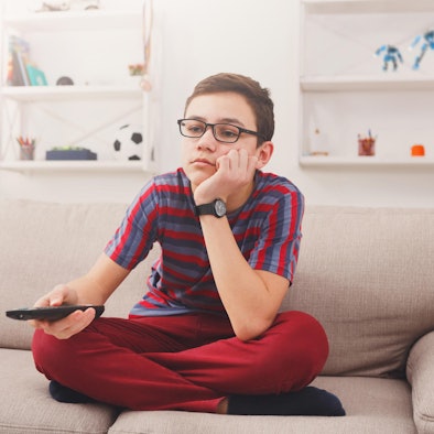 Junge sitzt vor dem Fernseher Getty Images