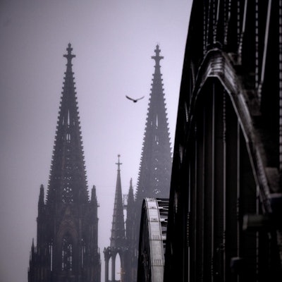 Kölner Dom über Brücke