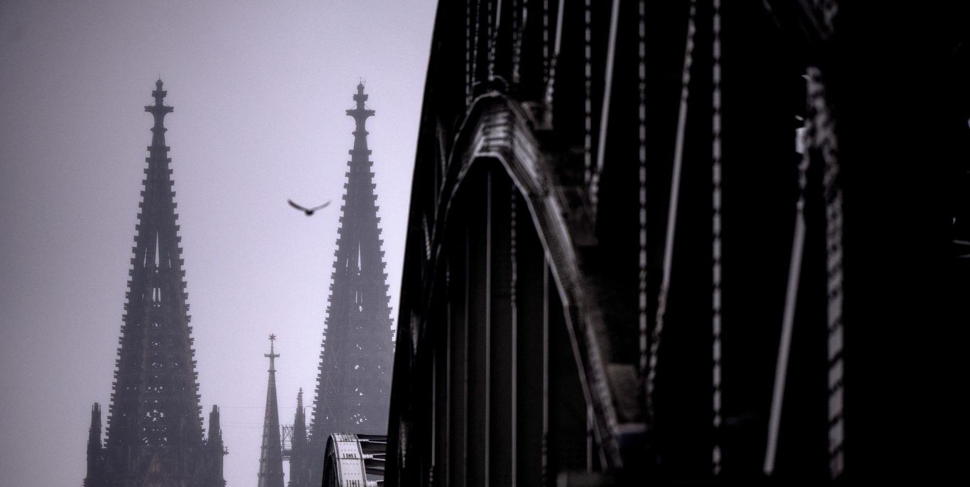 Kölner Dom über Brücke