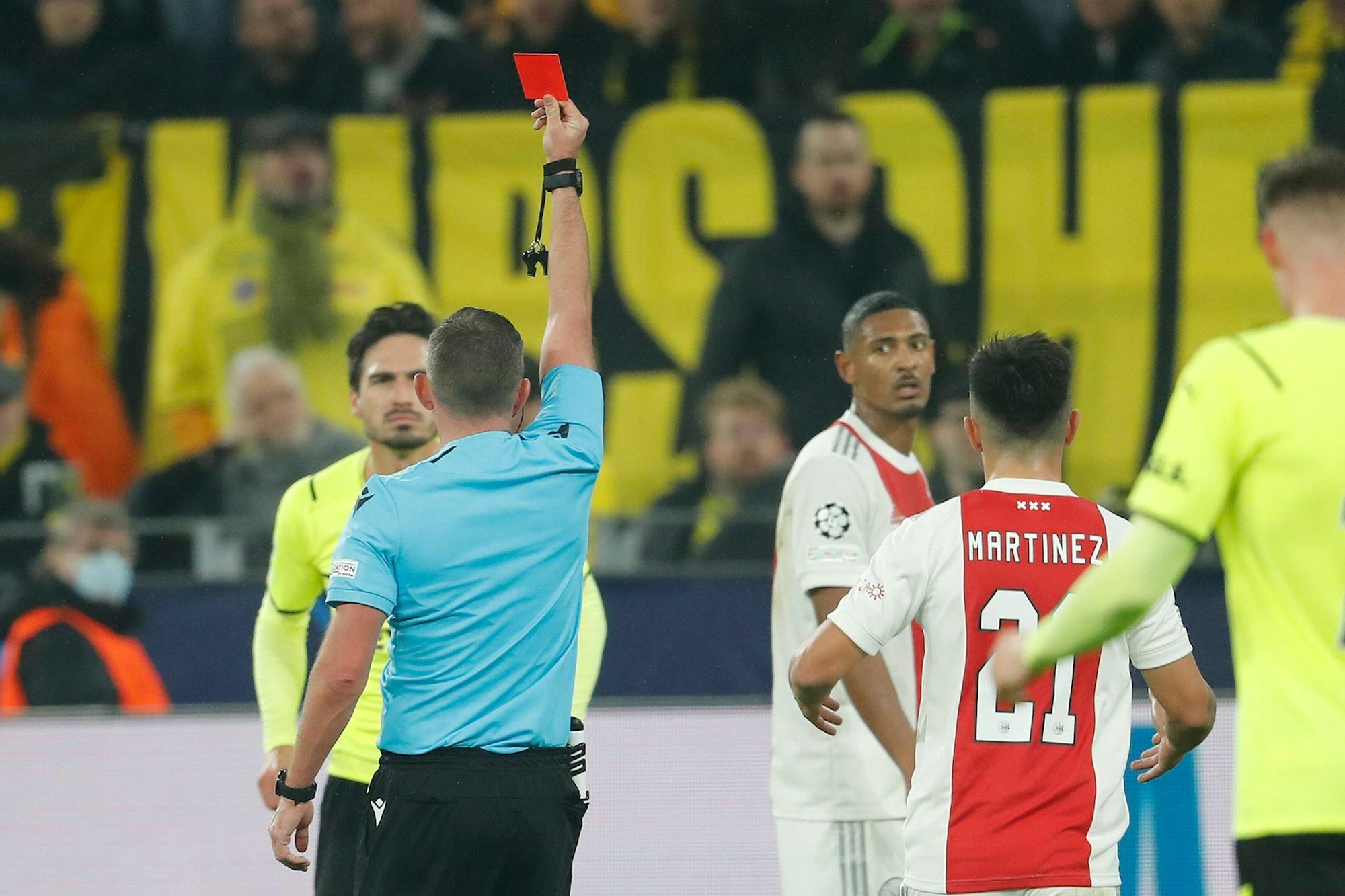 Hummels sieht Rot