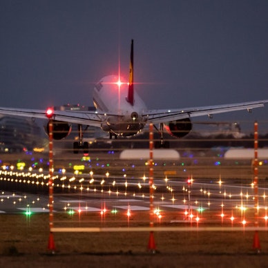 landung frankfurter flughafen symbolbild