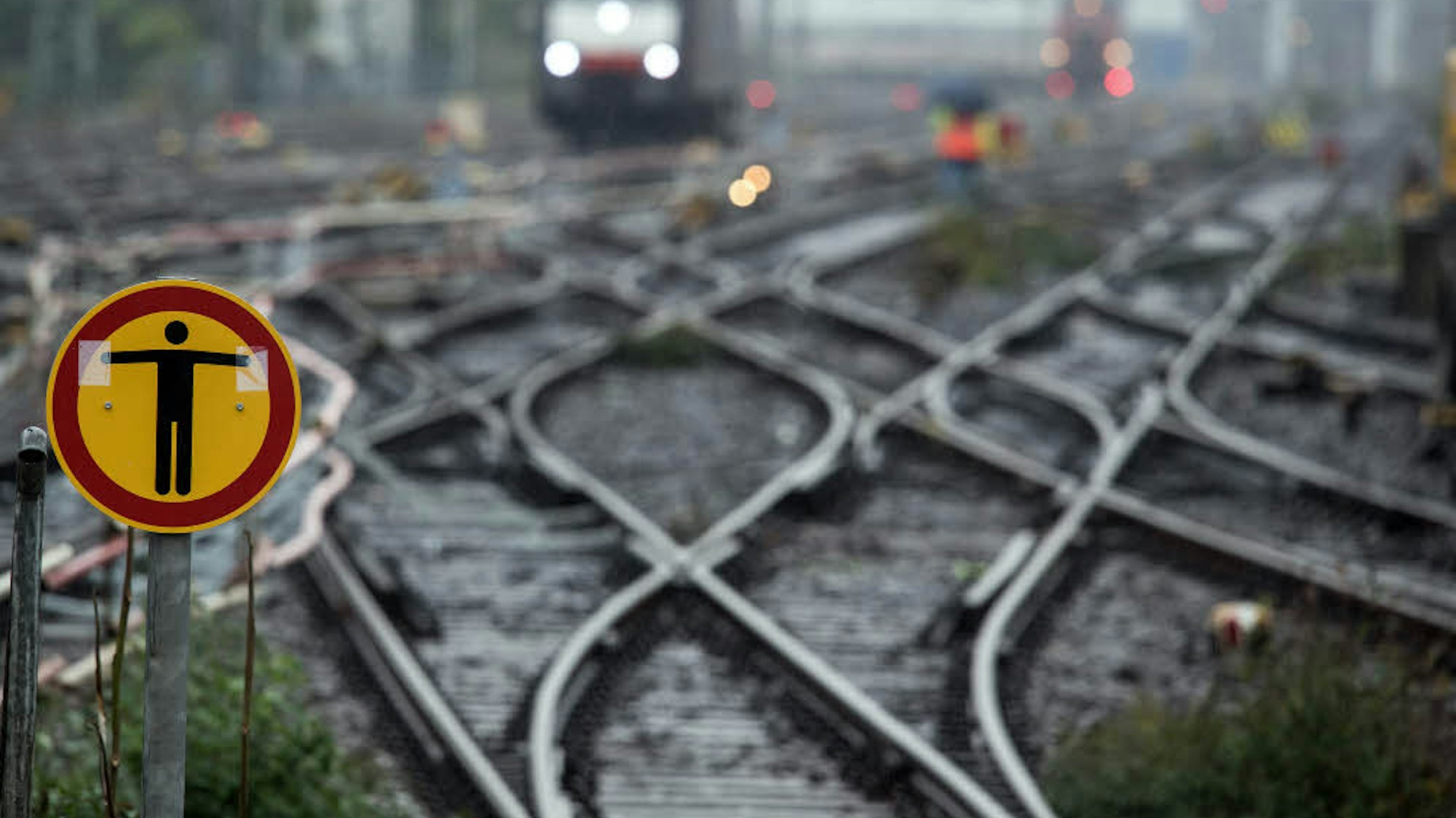 Die Weichen sind gestellt – Gleise am Kölner Hauptbahnhof.