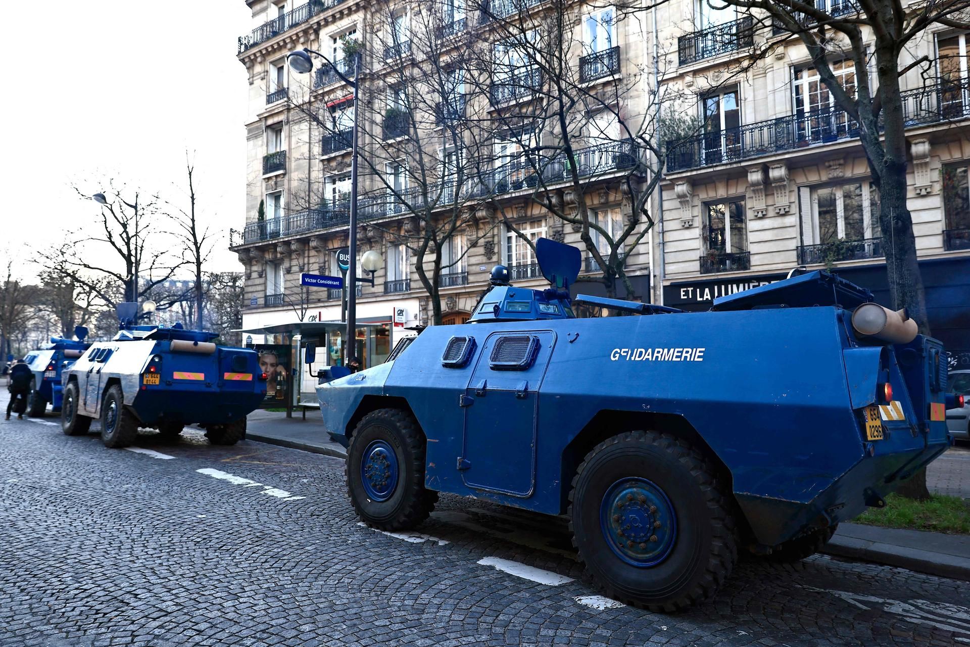 Pariser Polizei sichert Stadt
