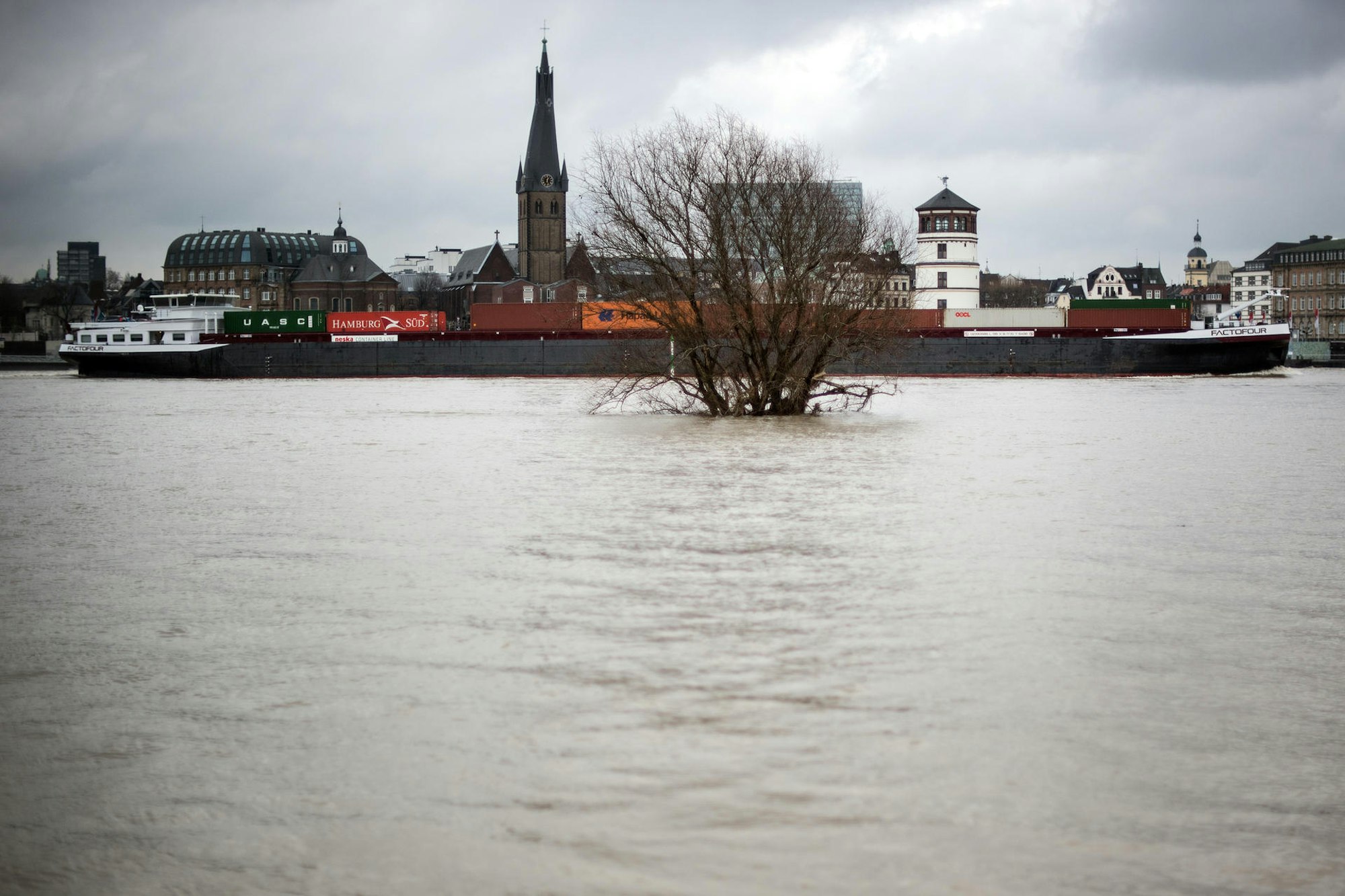 Hochwasser D-Dorf dpa