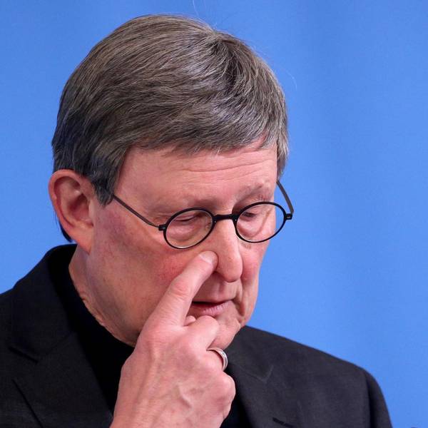 Kardinal Woelki fasst sich an die Nase