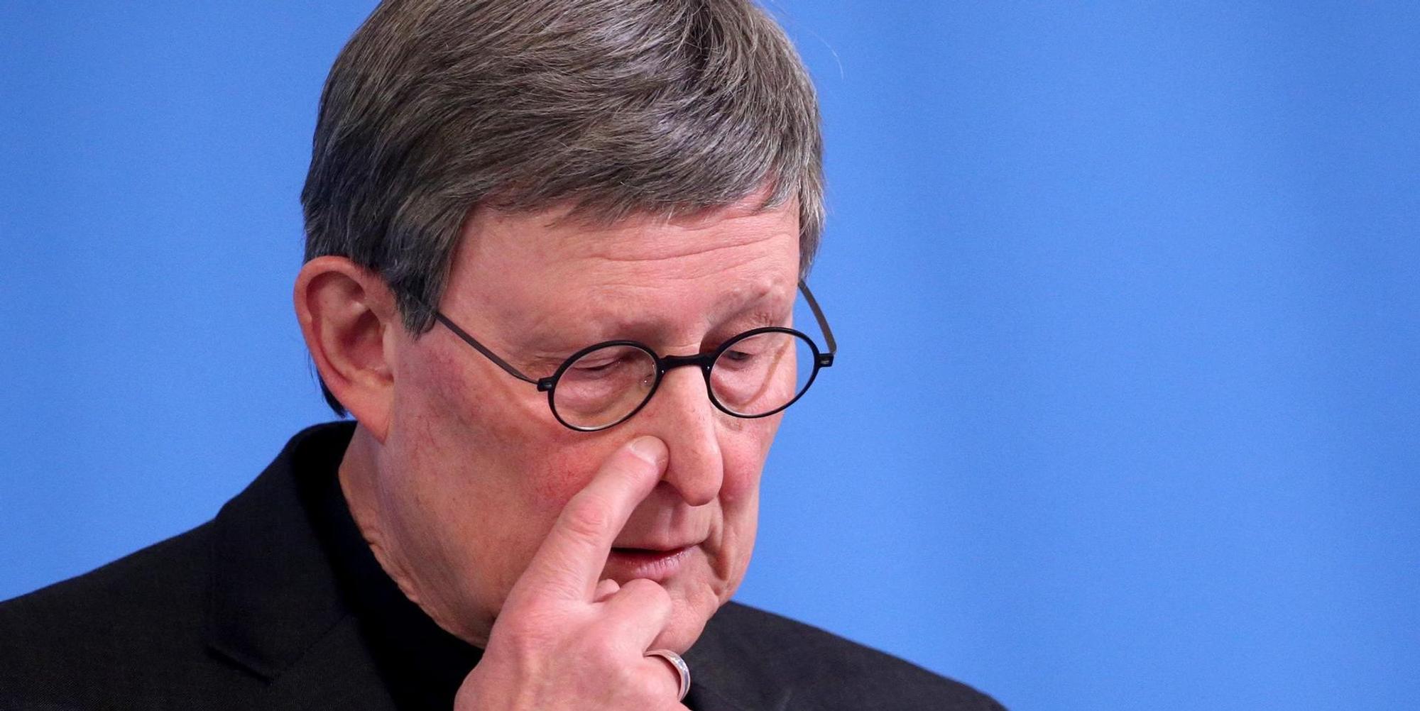 Kardinal Woelki fasst sich an die Nase