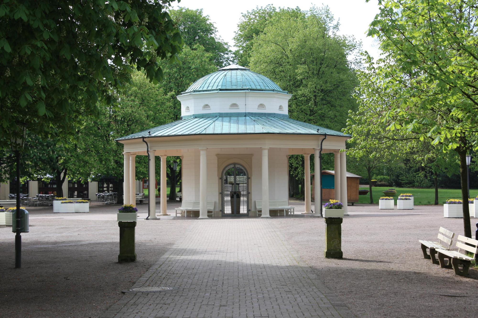 Bad_Meinberg_Kurpark_Brunnenhaus.Wiki_DaniekBrockpähler3.0