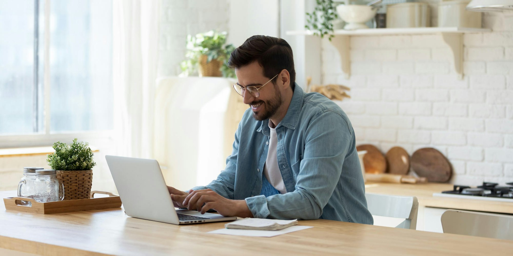 shutterstock_1673456563_jung_Mann_Laptop_Kueche