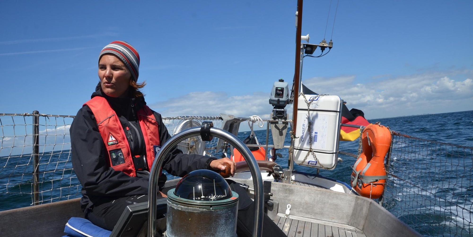 Kölns Kämmerin Dörte Diemert segelt auf einem Segelboot.